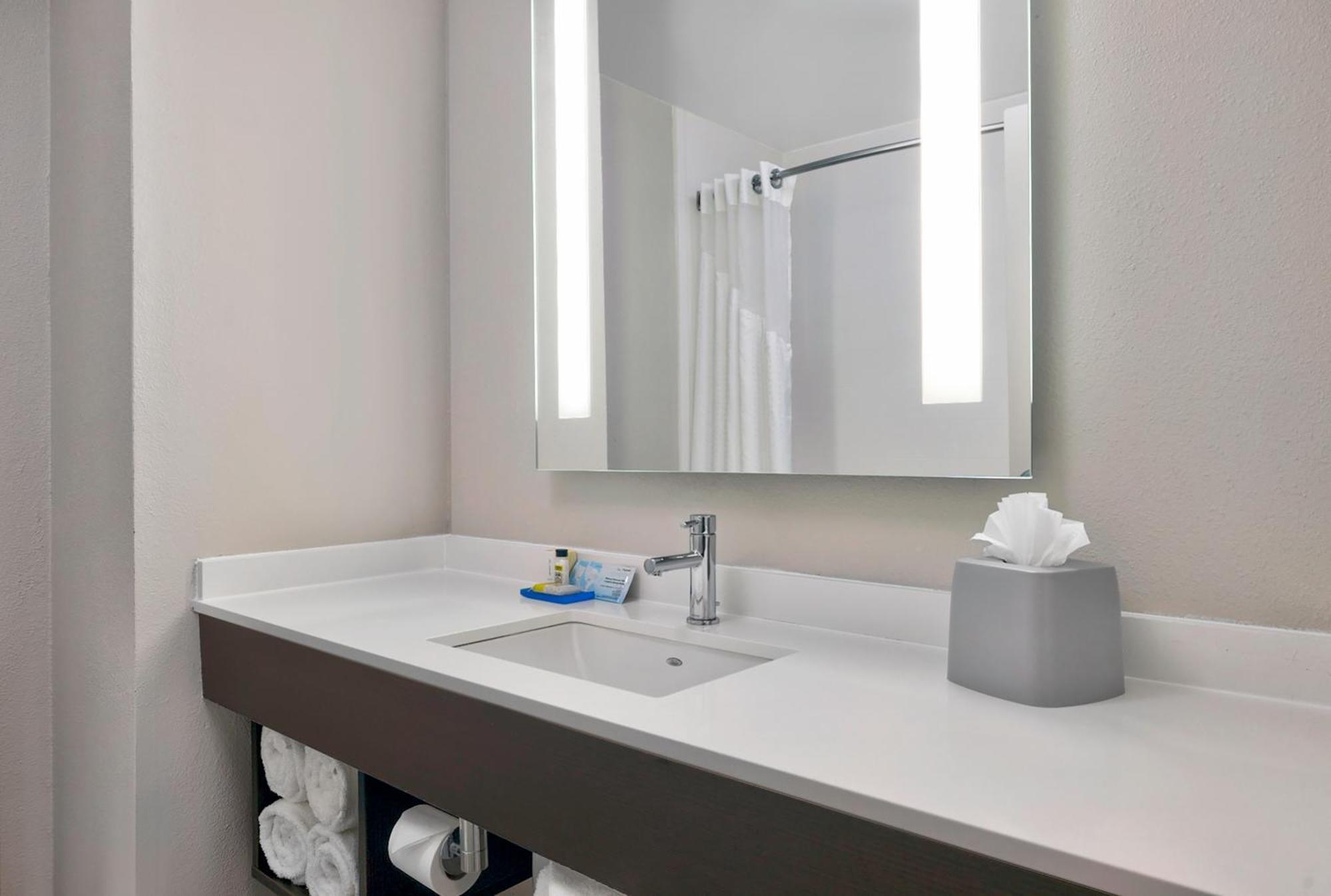 Holiday Inn Express & Suites Kansas City Airport By Ihg Eksteriør bilde