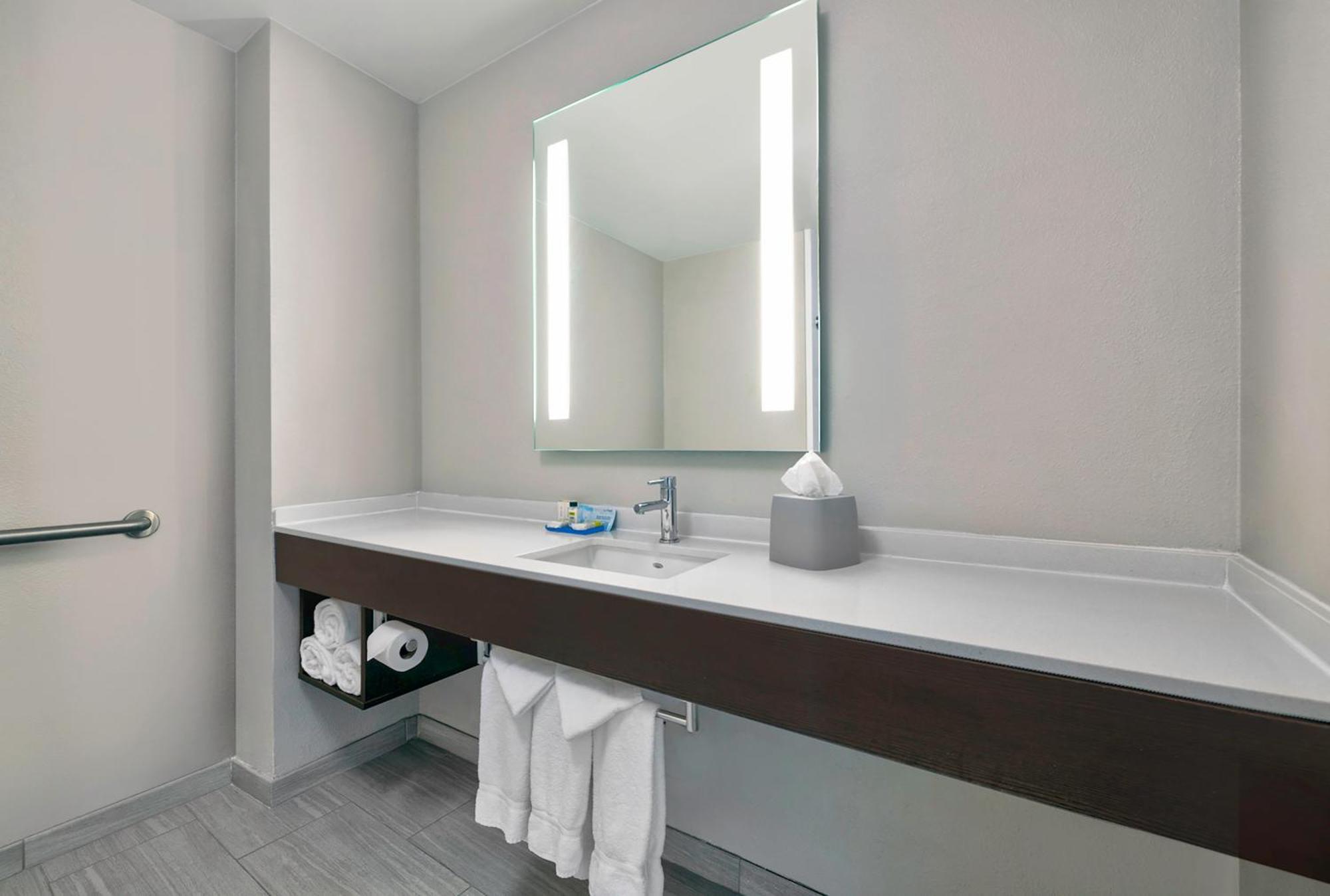 Holiday Inn Express & Suites Kansas City Airport By Ihg Eksteriør bilde