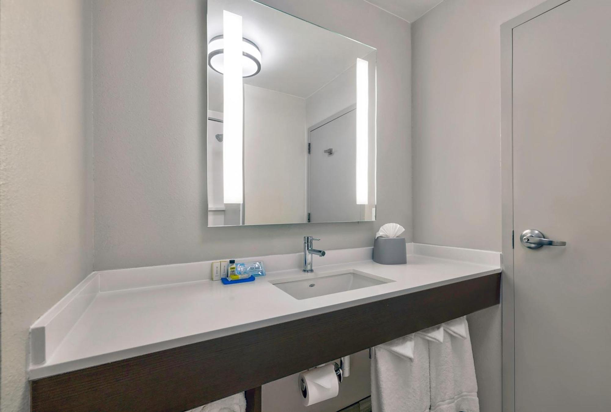 Holiday Inn Express & Suites Kansas City Airport By Ihg Eksteriør bilde