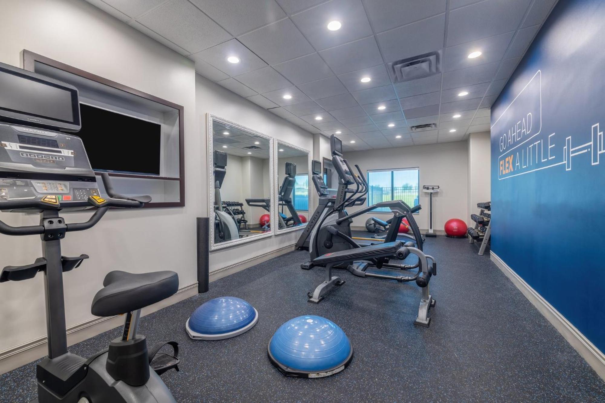 Holiday Inn Express & Suites Kansas City Airport By Ihg Eksteriør bilde