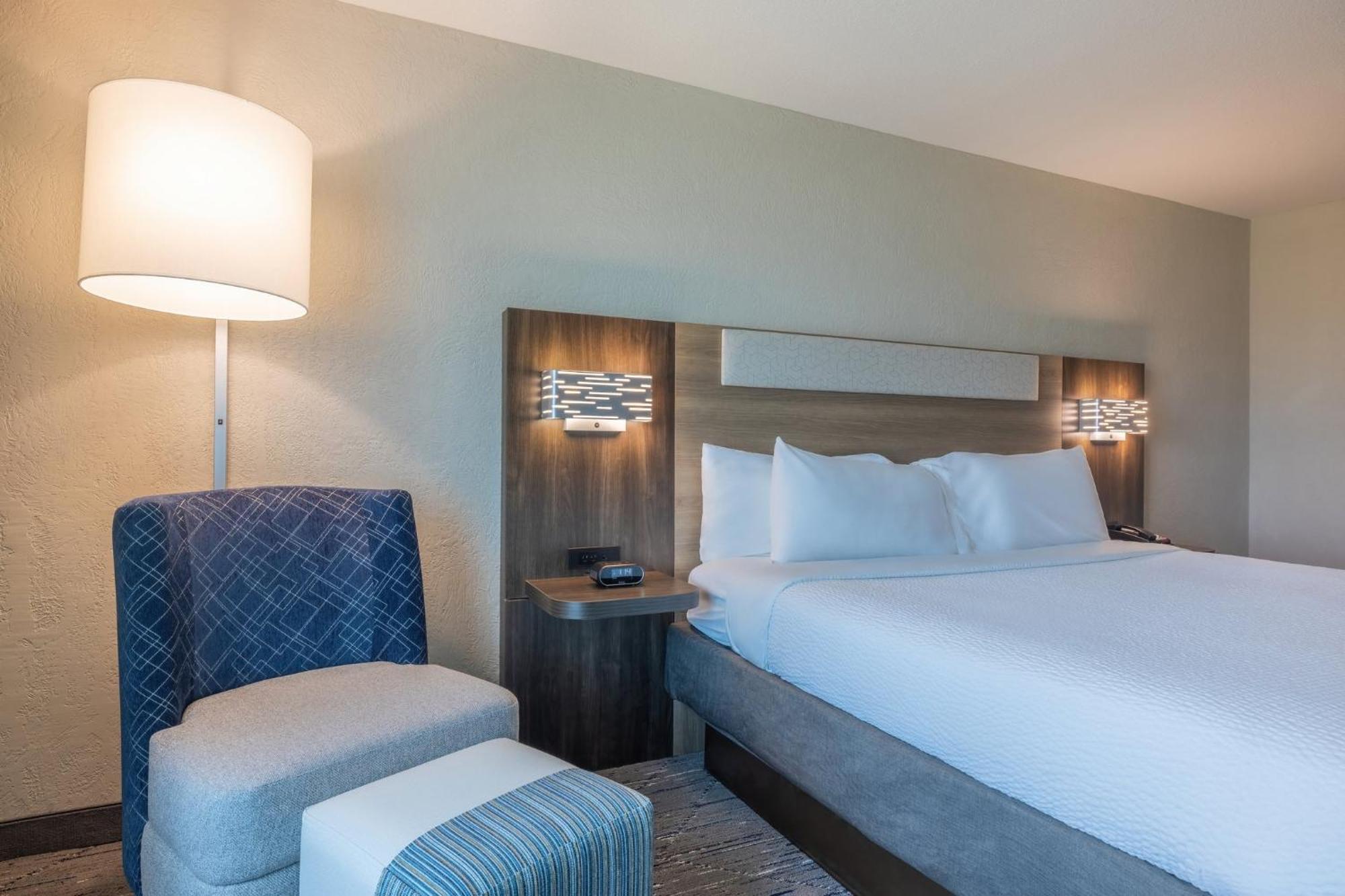 Holiday Inn Express & Suites Kansas City Airport By Ihg Eksteriør bilde