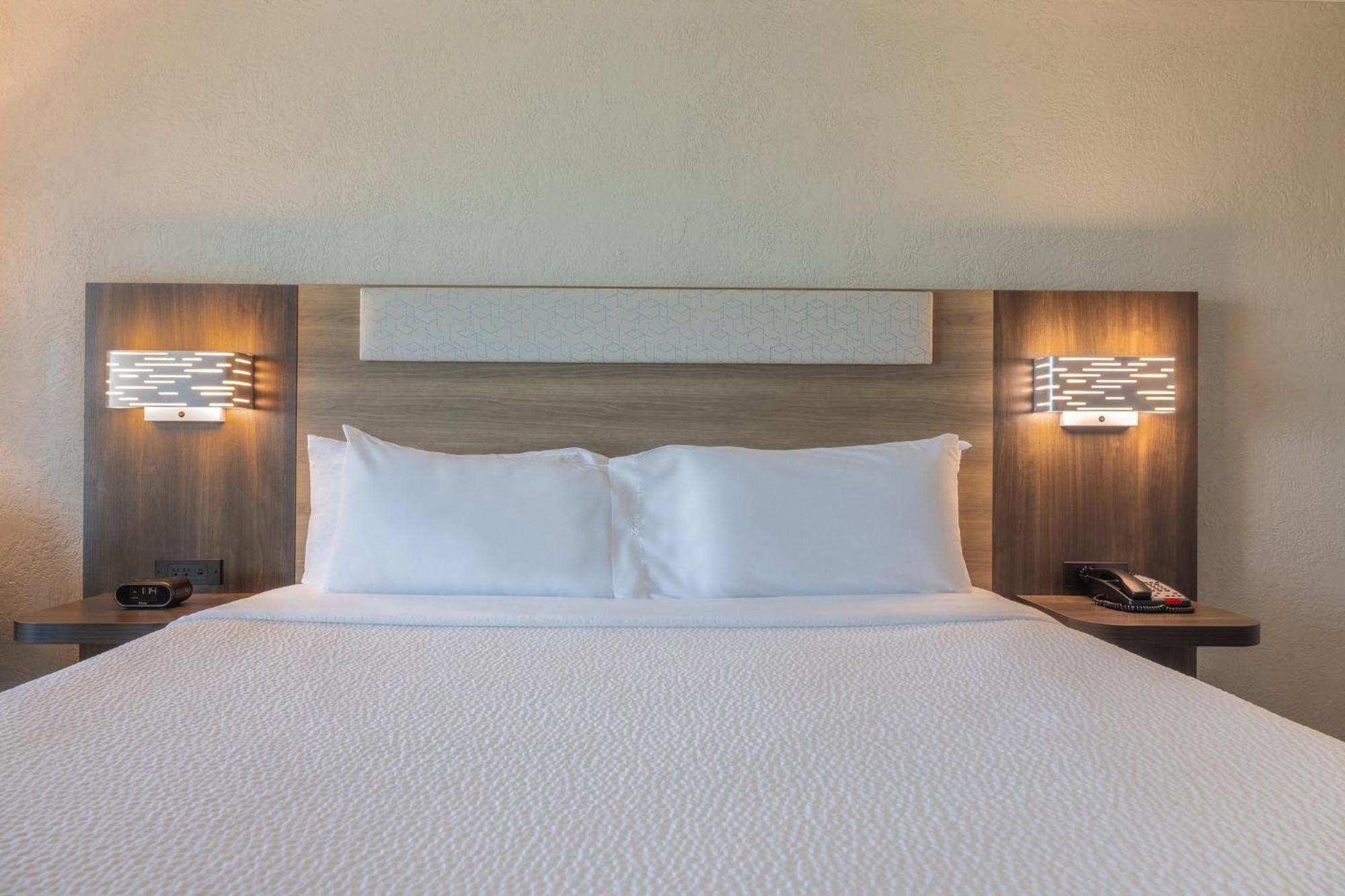 Holiday Inn Express & Suites Kansas City Airport By Ihg Eksteriør bilde