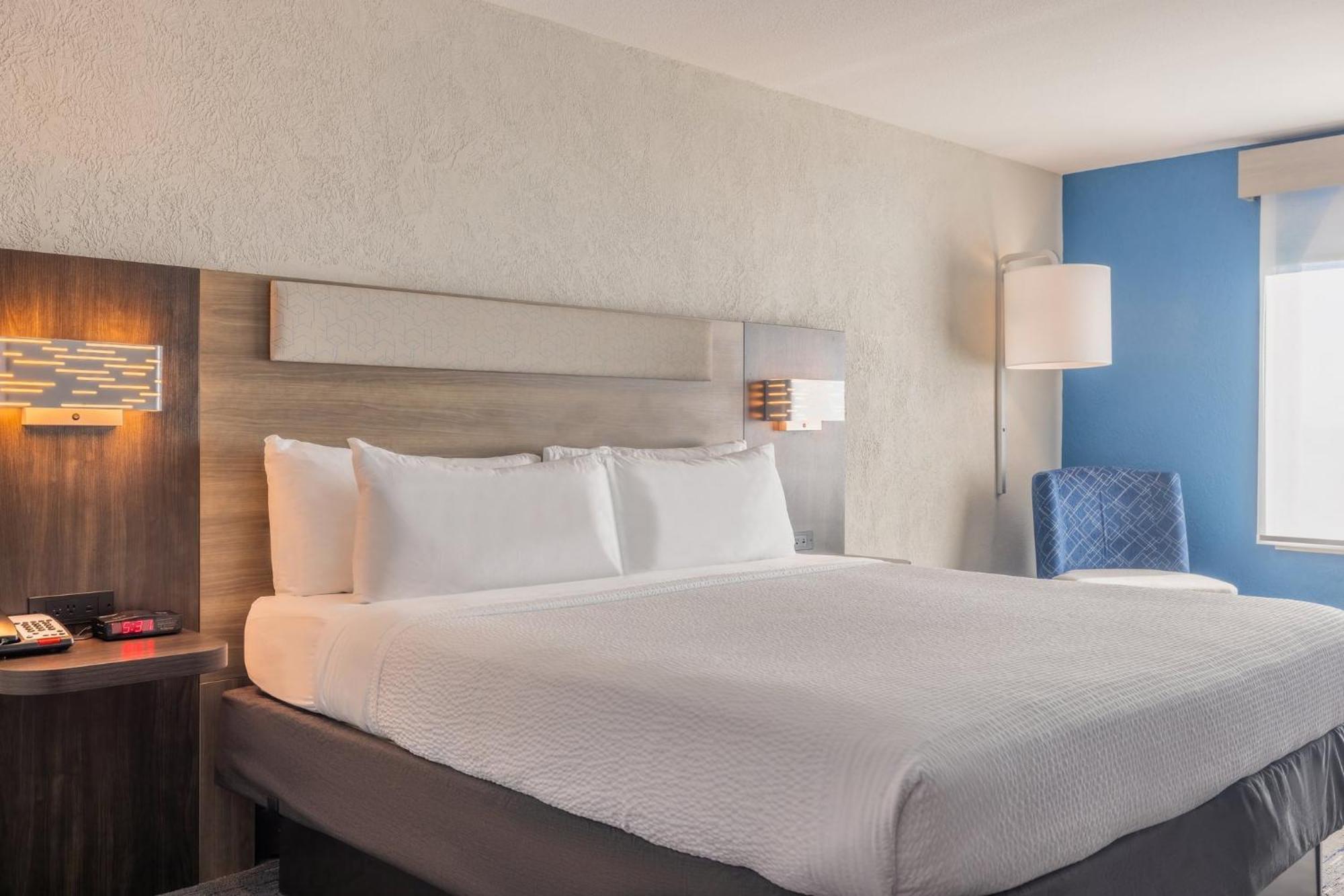 Holiday Inn Express & Suites Kansas City Airport By Ihg Eksteriør bilde