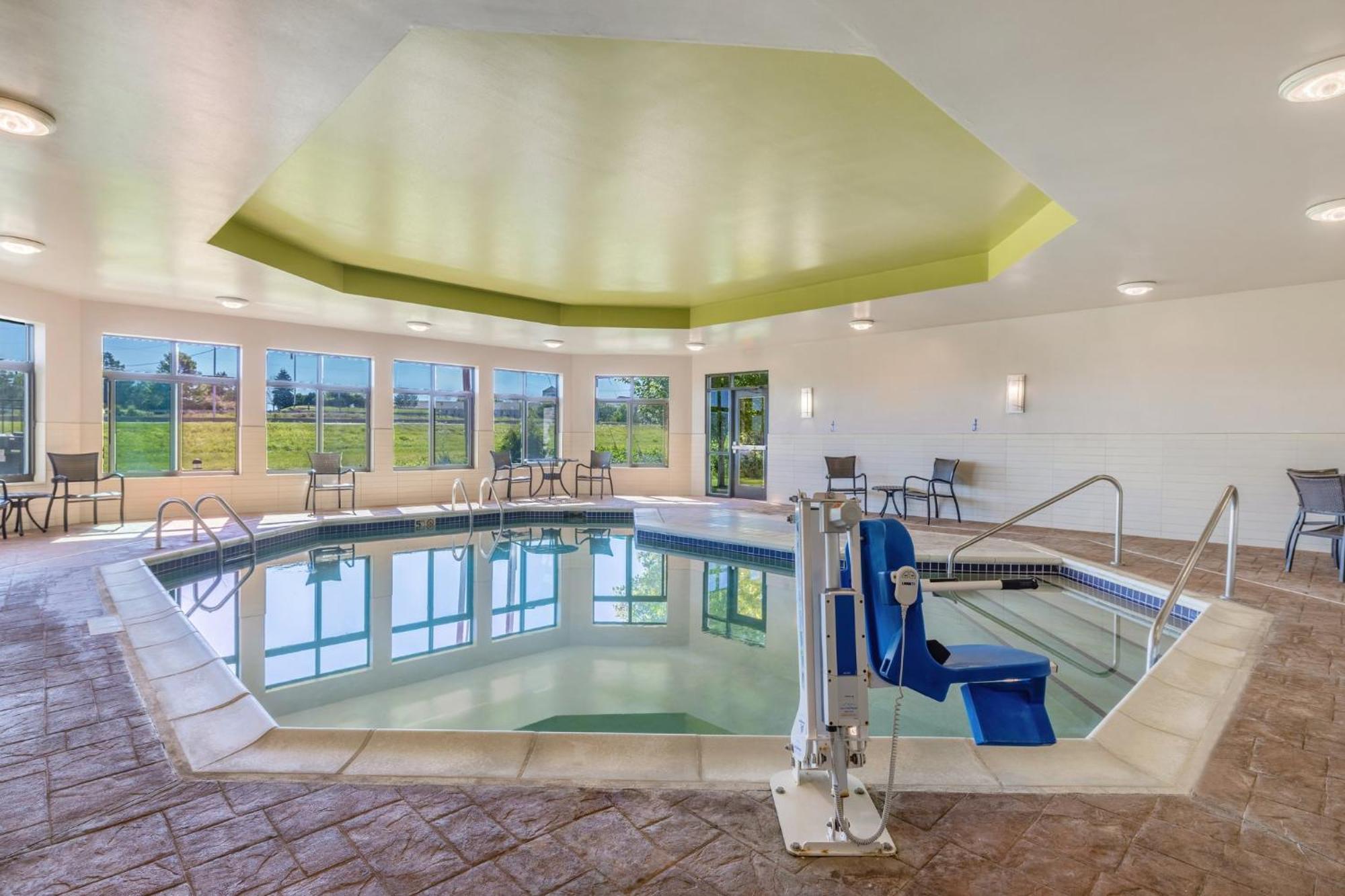 Holiday Inn Express & Suites Kansas City Airport By Ihg Eksteriør bilde
