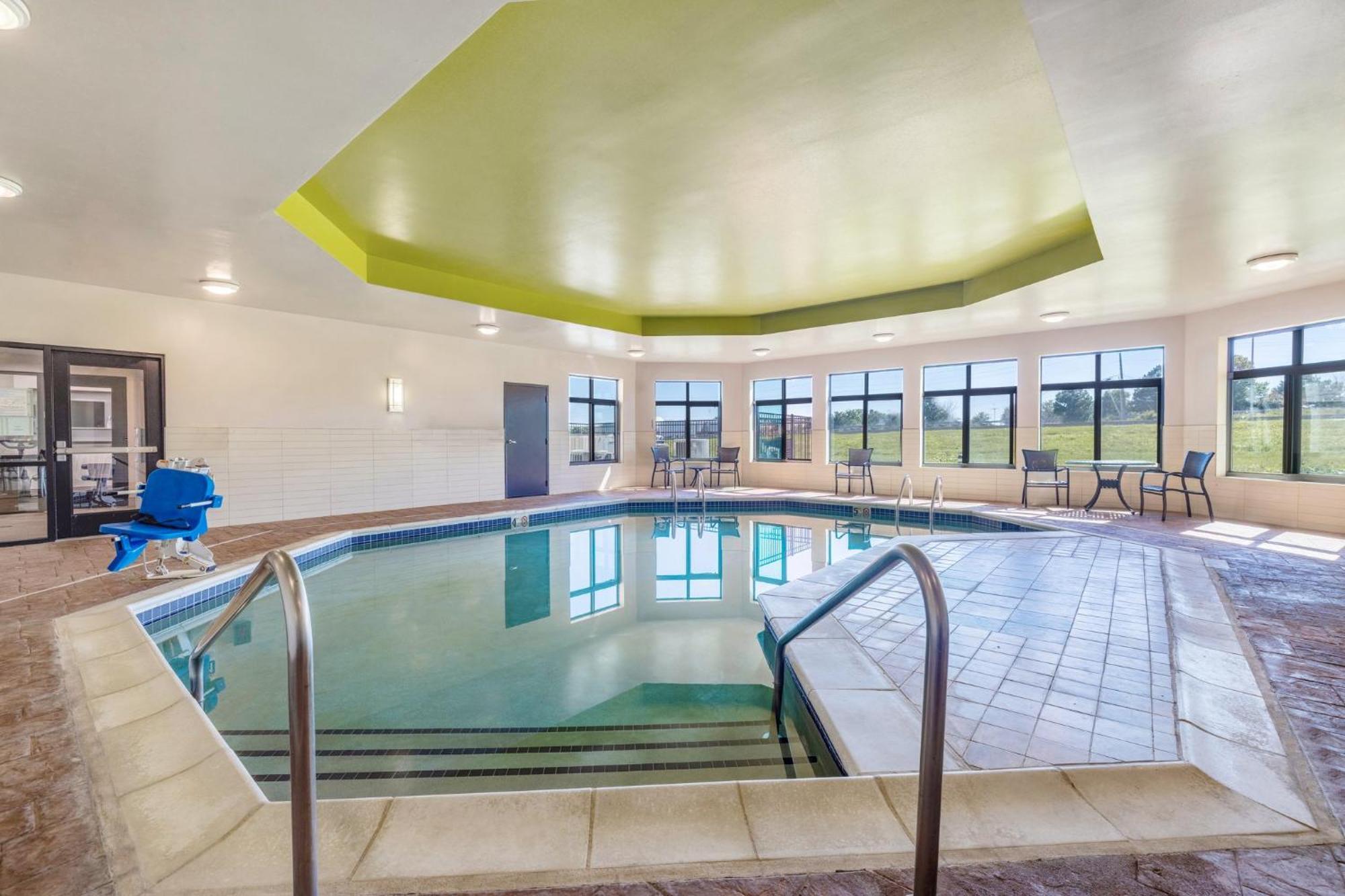 Holiday Inn Express & Suites Kansas City Airport By Ihg Eksteriør bilde