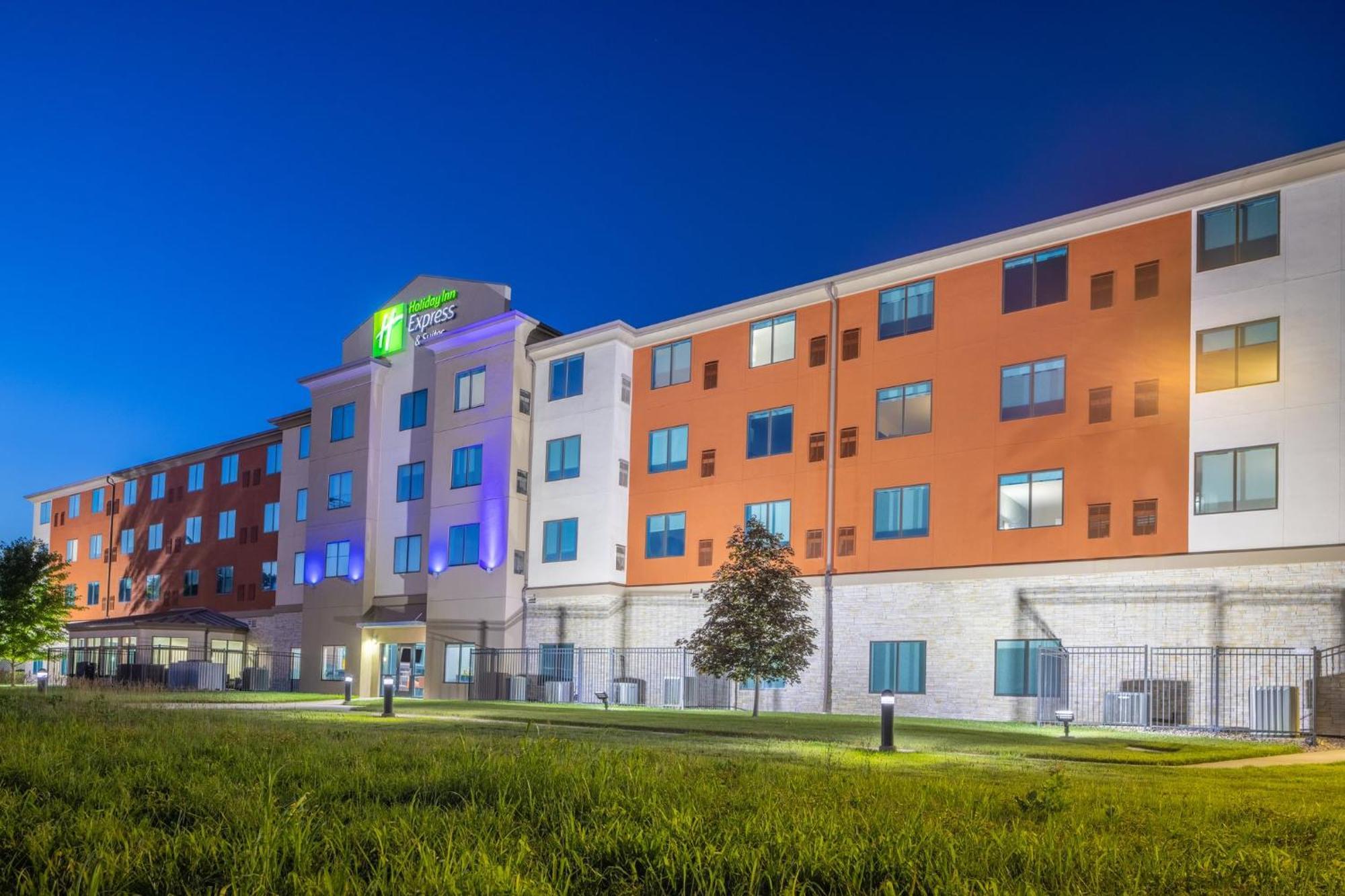 Holiday Inn Express & Suites Kansas City Airport By Ihg Eksteriør bilde
