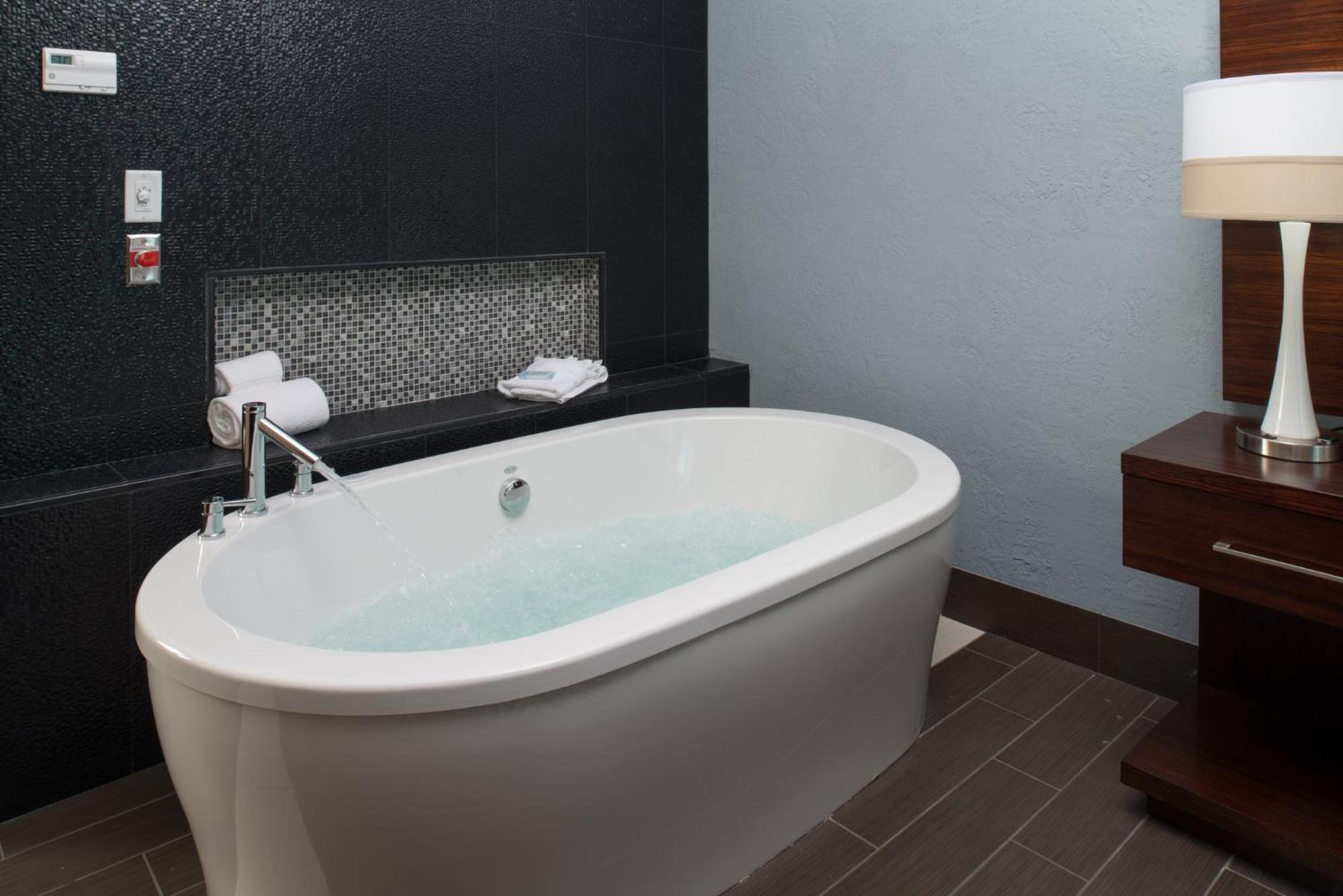 Holiday Inn Express & Suites Kansas City Airport By Ihg Eksteriør bilde